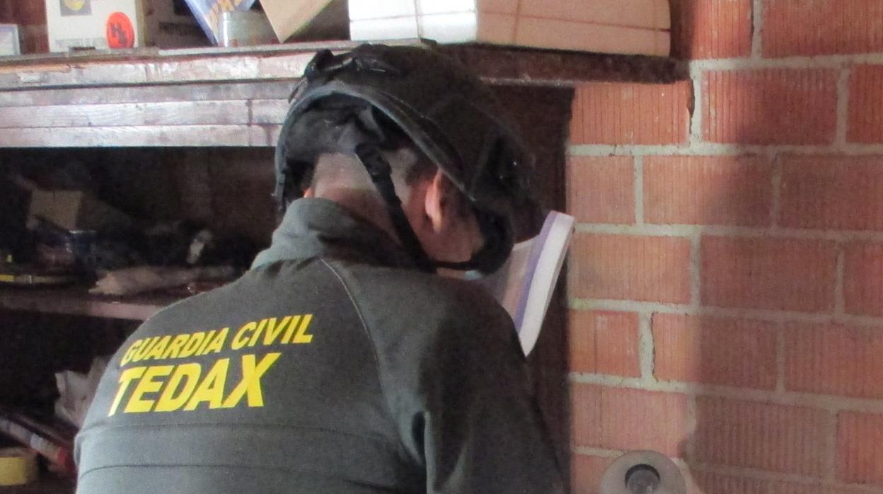 Epecialistas de la Guardia Civil han desactivado los explosivos