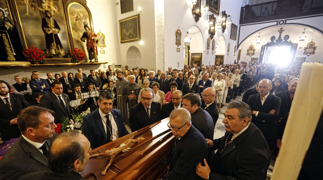 El féretro con el cuerpo de Fray Ricardo de Córdoba, al comienzo del funeral