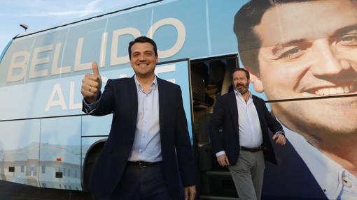 Bellido en su autobús de campaña