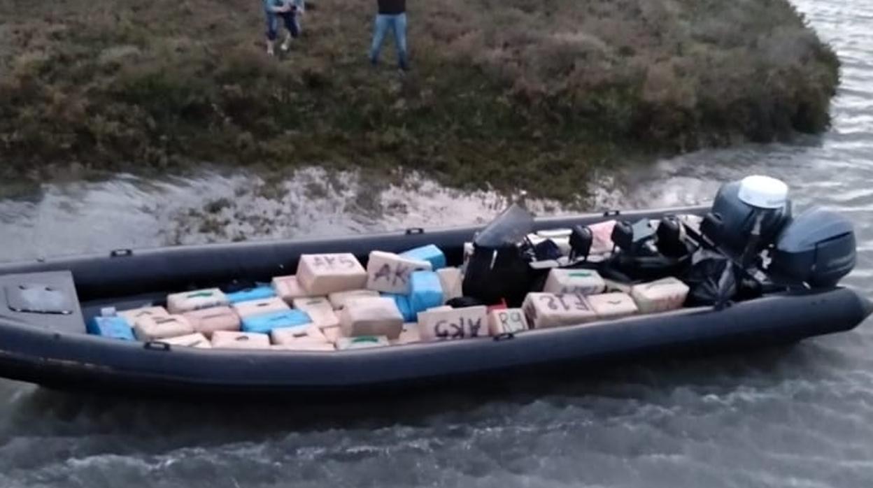 Una de las narcolanchas intervenidas por la Guardia Civil en la zona de Ayamonte