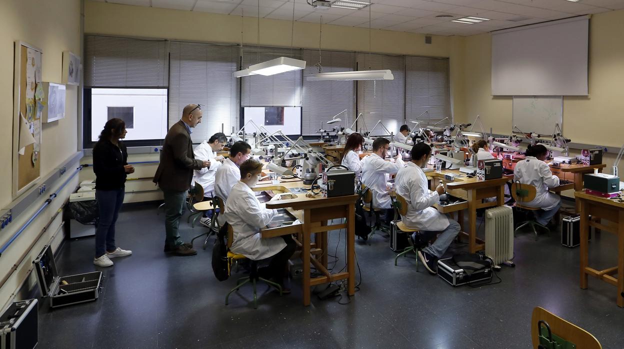 Alumnos en la Escuela de Joyería de Córdoba