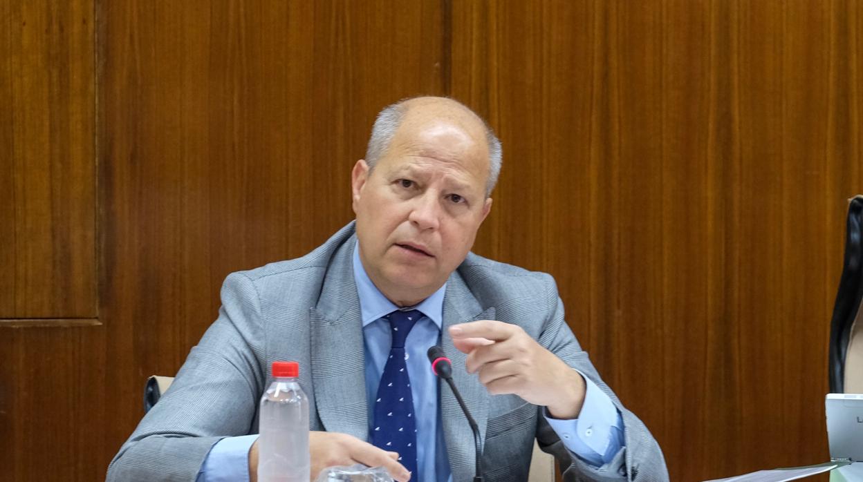 Javier Imbroda, consejero de Educación, este miércoles en el Parlamento