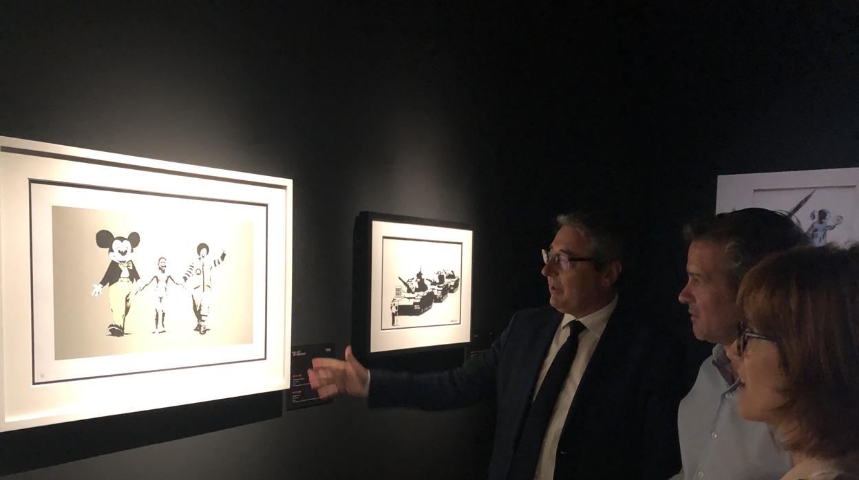 El presidente de la Diputación, Francisco Salado, y el diputado de Cultura, Víctor González, visitaron esta exposición en el centro cultural dependiente de la Diputación de Málaga