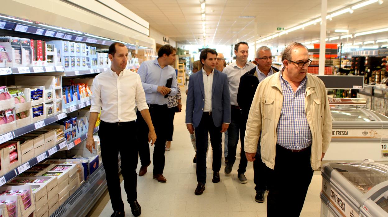 El alcalde de Cabra y el responsable de Lidl en la visita a las instalaciones