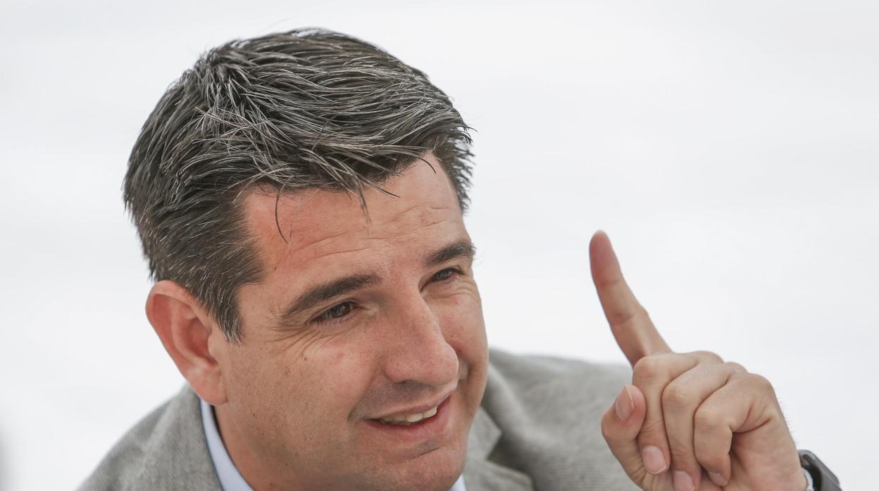 Pedro García, candidato de IU a la Alcaldía de Córdoba, durante una entrevista con ABC