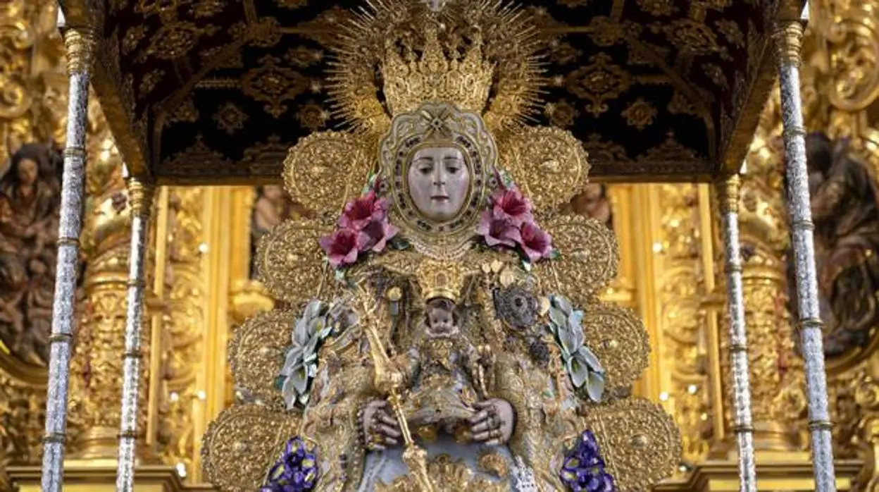 La Virgen del Rocío con las galas del Centenario de su Coronación Canónica