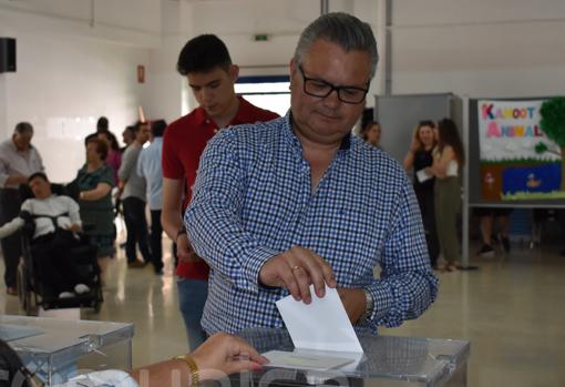 El regidor pontano, Esteban Morales, votando en el 26M