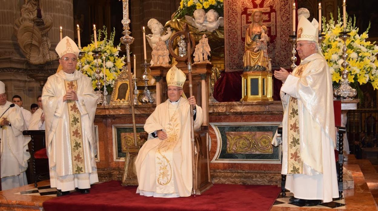 Amadeo Rodríguez Magro, sentado, durante su primera misa como obispo de Jaén