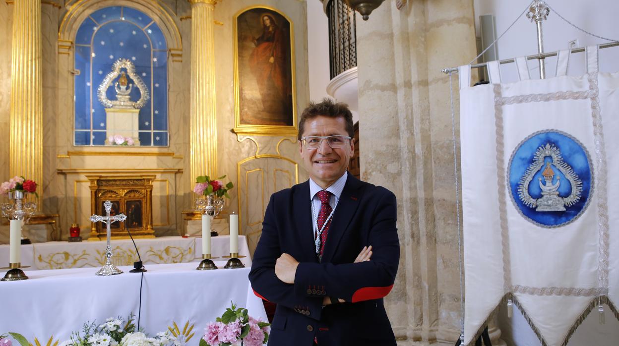 Rafael Agüera, ante Nuestra Señora de la Salud, titular de la Feria de Córdoba, en su ermita