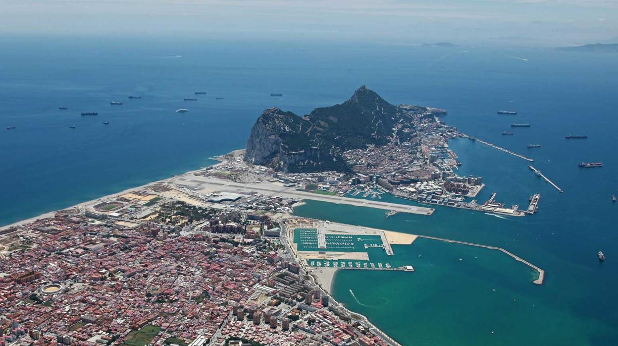 La Línea, con el Peñón de Gibraltar al fondo y la aguas que lo rodean