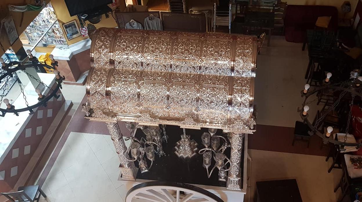 Nuevo techo de la carreta de la hermandad del Rocío de Córdoba en su casa hermandad