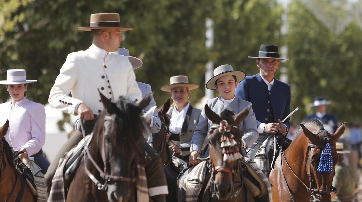 Adulso y niños montando a caballo en la Feria de Córdoba