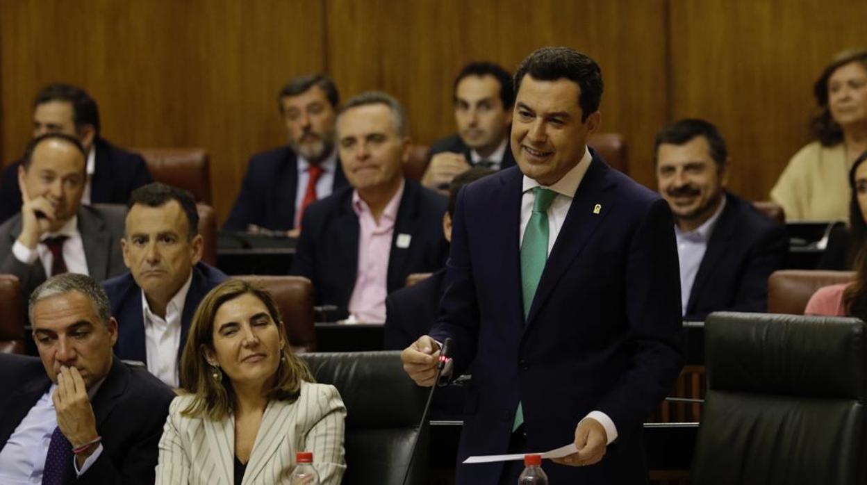 El presidente de la Junta, Juanma Moreno, este jueves en el Parlamento