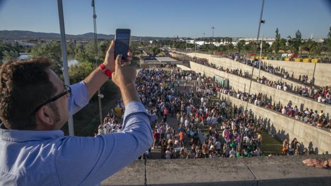 Un joven toma una foto del botellón