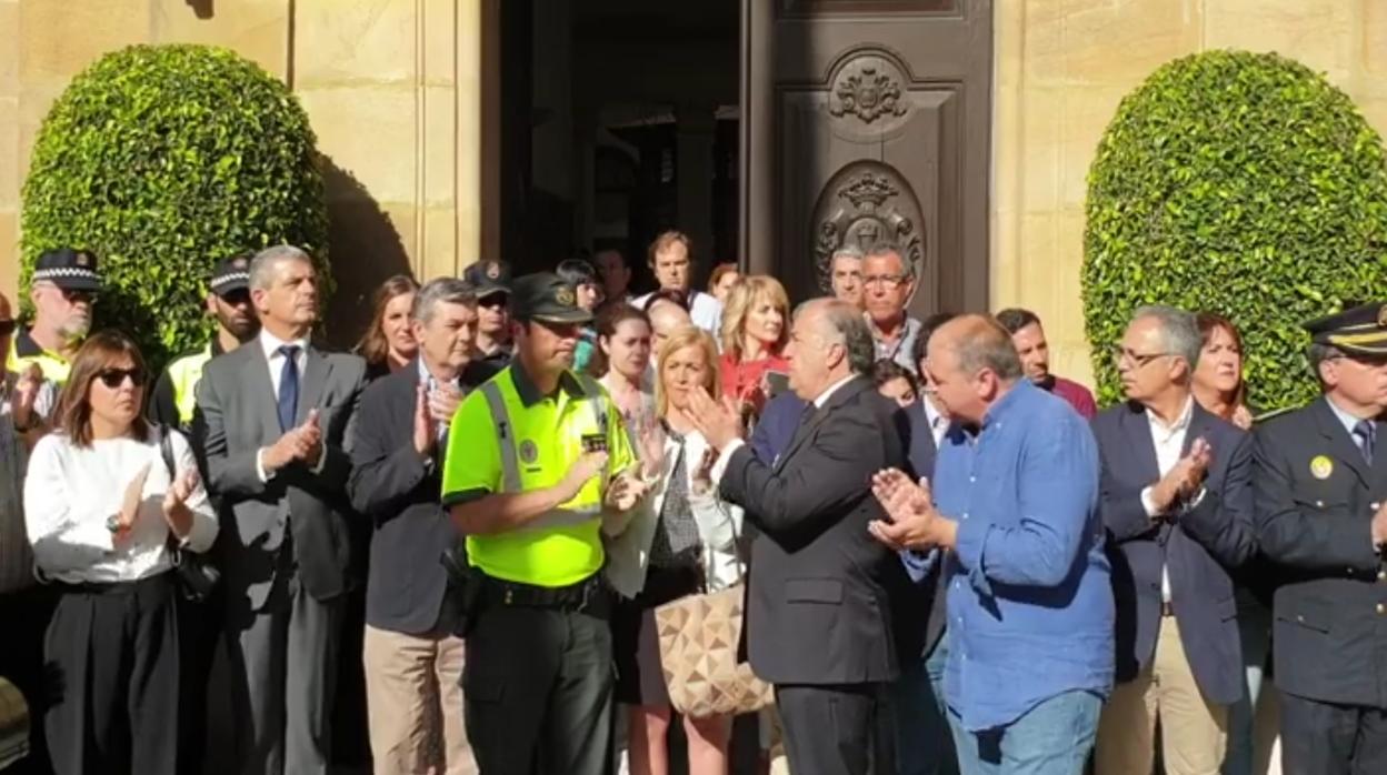 Instantánea de la concentración celebrada este viernes en Algeciras en memoria del agente