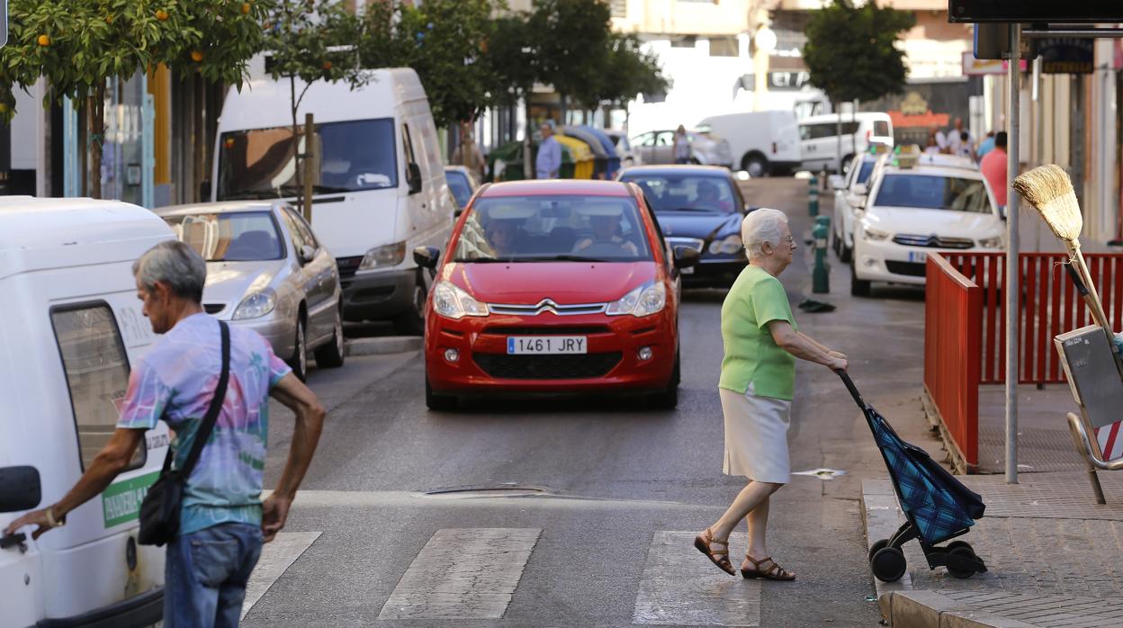 Una mujer mayor cruza un paso de cebra en Ciudad Jardín