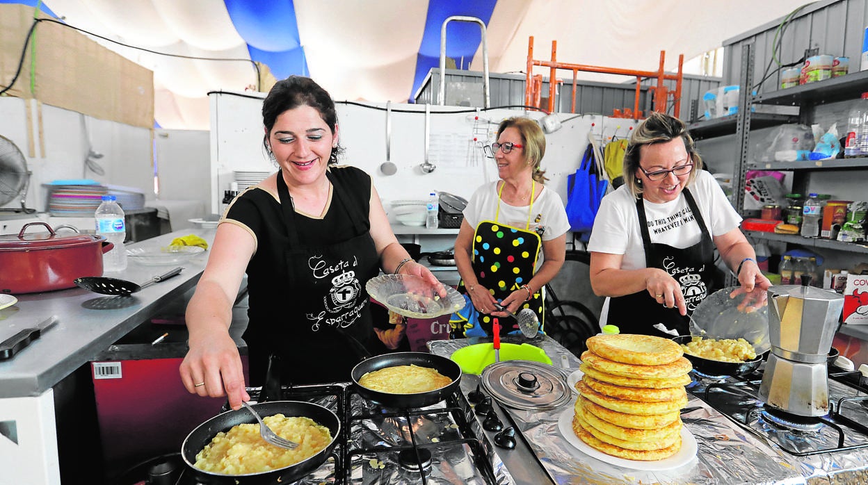 Equipo de cocina de la caseta El Esparraguero