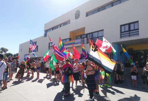 Banderas de diversos países ondeando frente al Ayuntamiento de Torremolinos