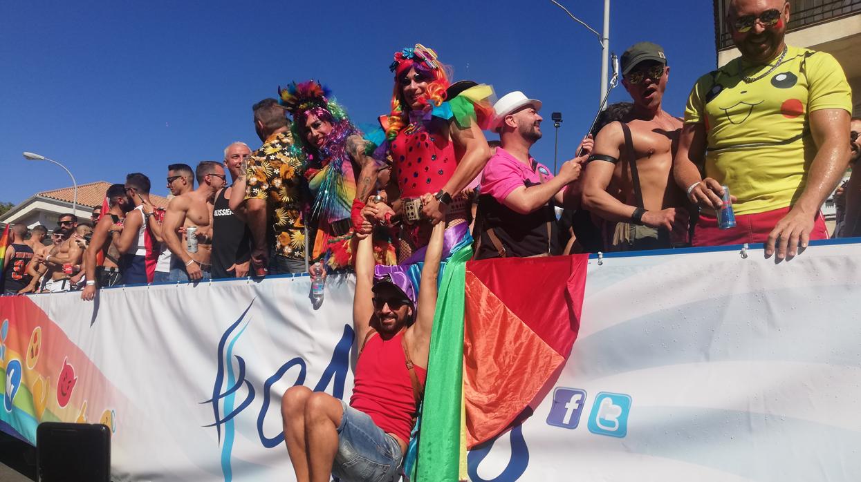 Una de las diez carrozas que conformaban la marcha del Orgullo de Torremolinos 2019
