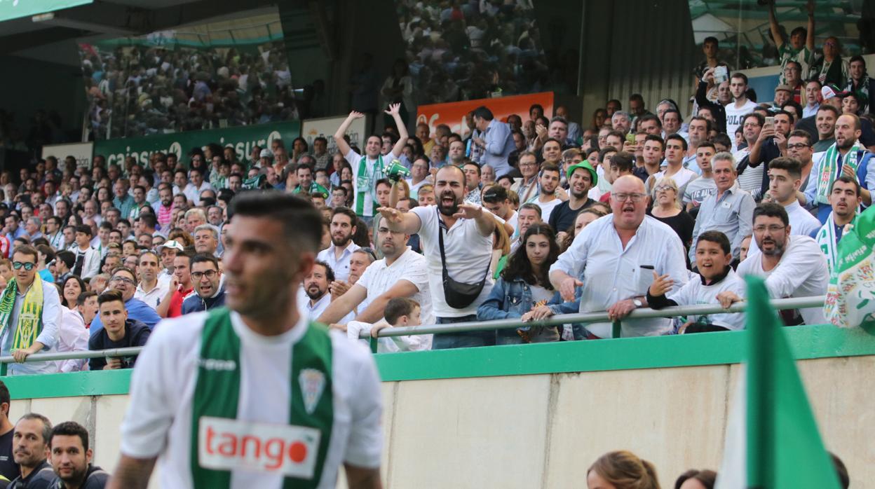 Los aficionados aclaman a Reyes