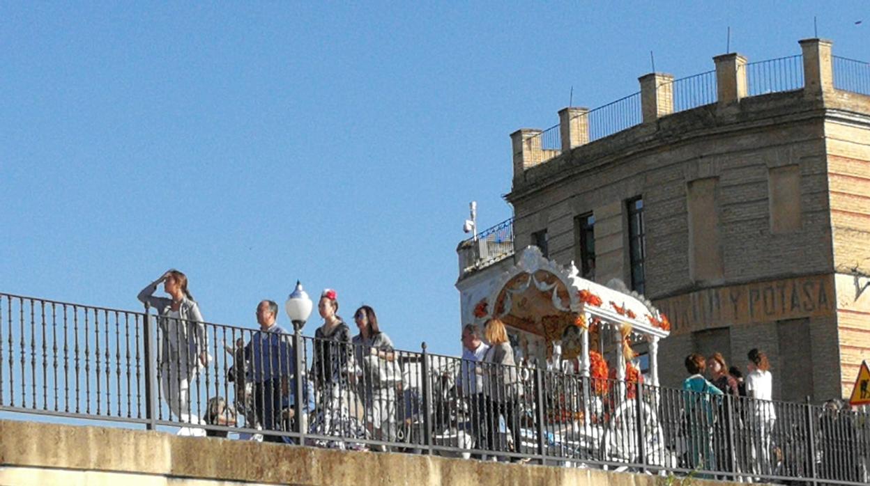 La hermandad del Rocío de Puente Genil parte con su Simoecado hacia la aldea del Rocío en Huelva