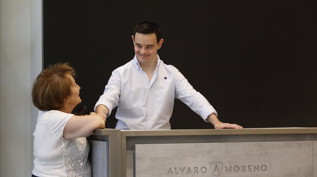 José Luis Ortega con su madre, Maruja Bellido, en la nueva tienda de Las Tendillas