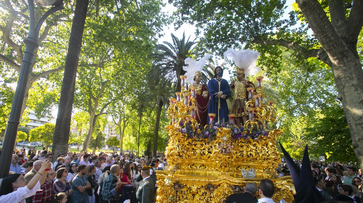 El Señor de la Redención avanza por los Jardines de los Patos en la Semana Santa de Córdoba 2019