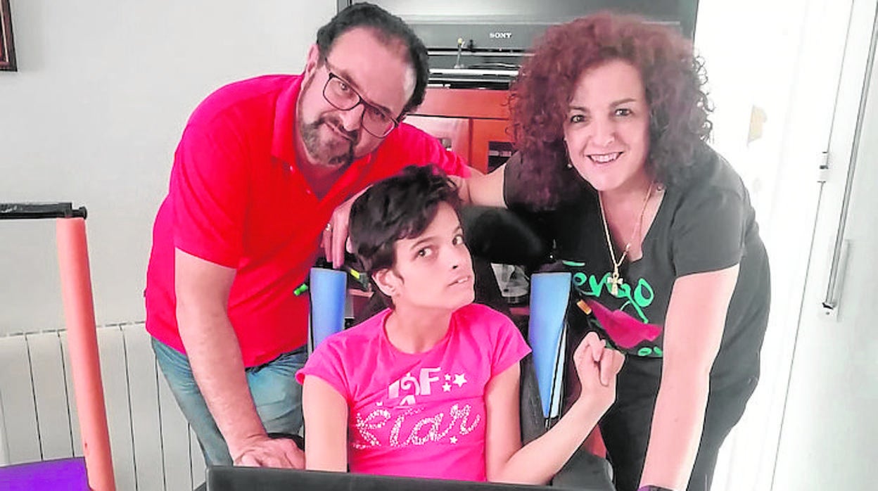 Alba María Luque junto a sus padres