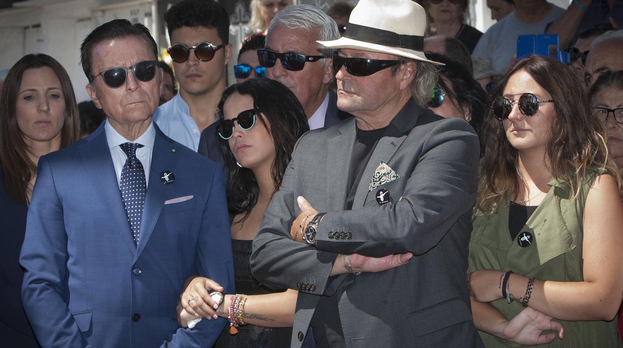 Amador Mohedano, junto con el viudo, la hija y la nieta de Rocío Jurado, en el cementerio de Chipiona