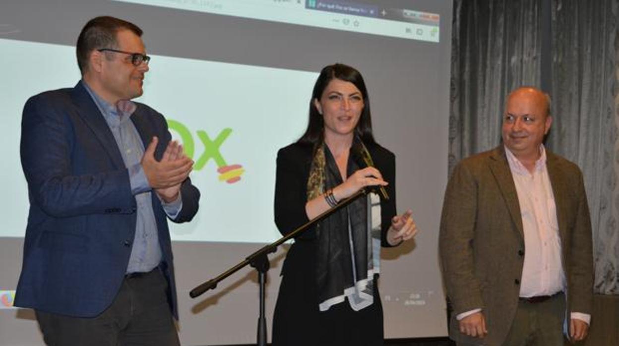 A la izquierda, el candidato de Vox, Onofre Miralles, junto a la diputada Macarena Olona.