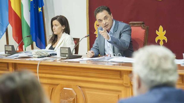 La Policía investiga al alcalde de Torremolinos por reducir la jornada a sus funcionarios