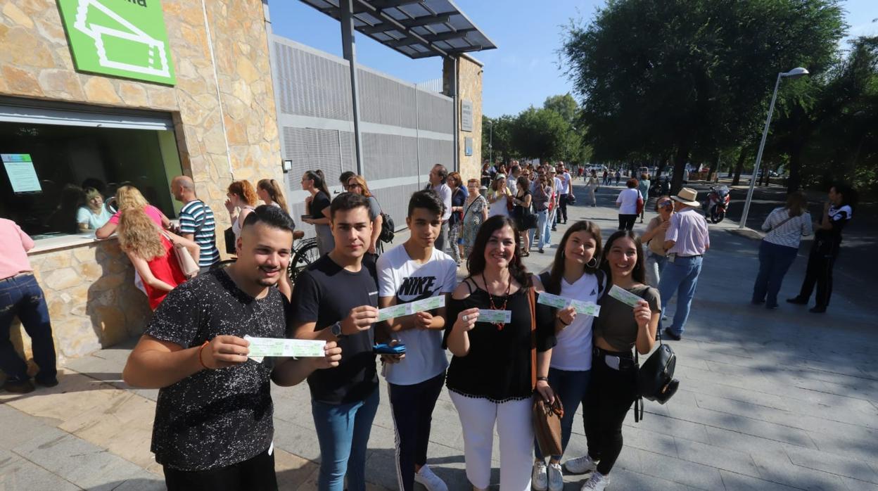Colas ante las taquillas del Teatro de la Axerquía