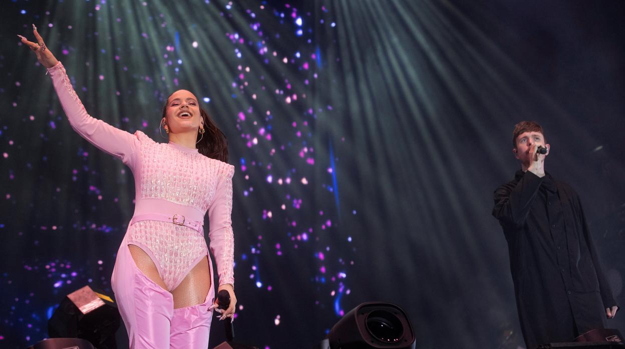 Rosalía durante una actuación