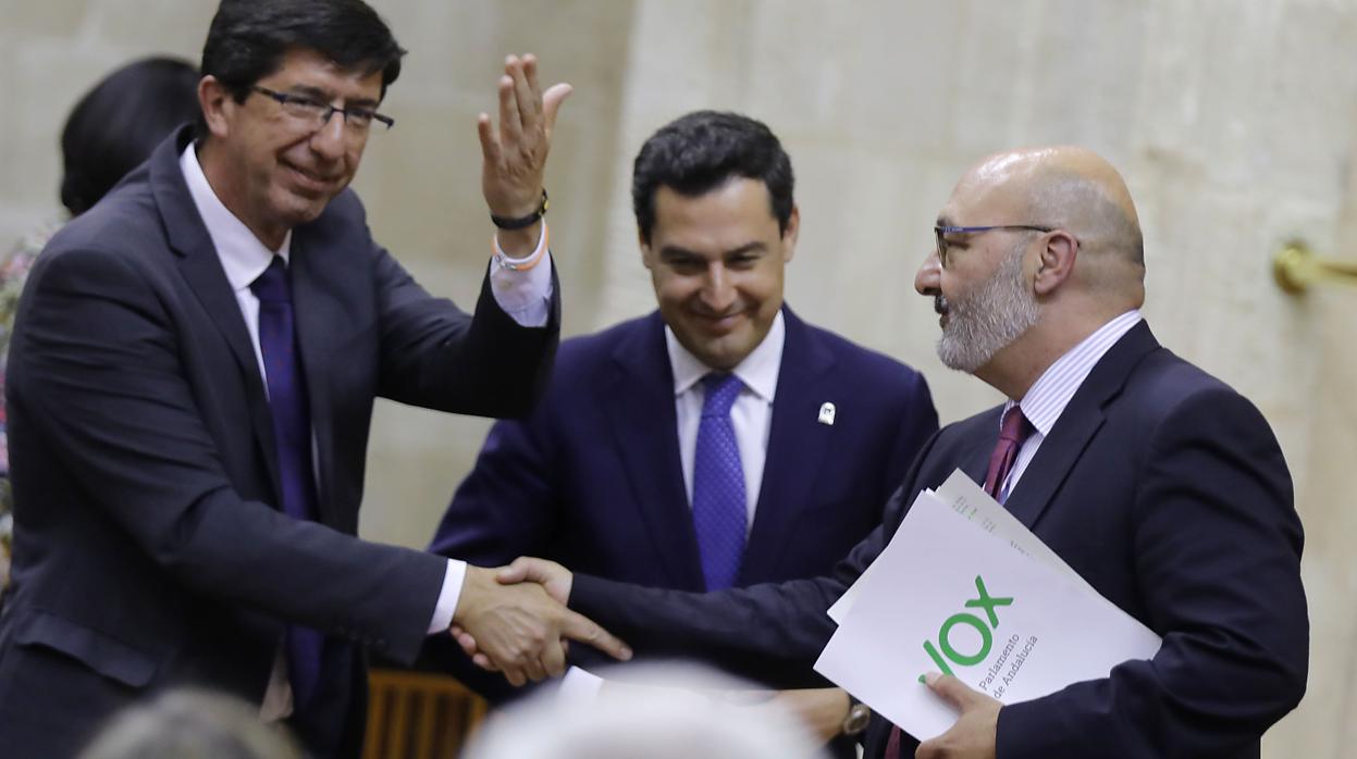 Juan Marín saluda a Alejandro Hernández (Vox) en presencia de Juanma Moreno