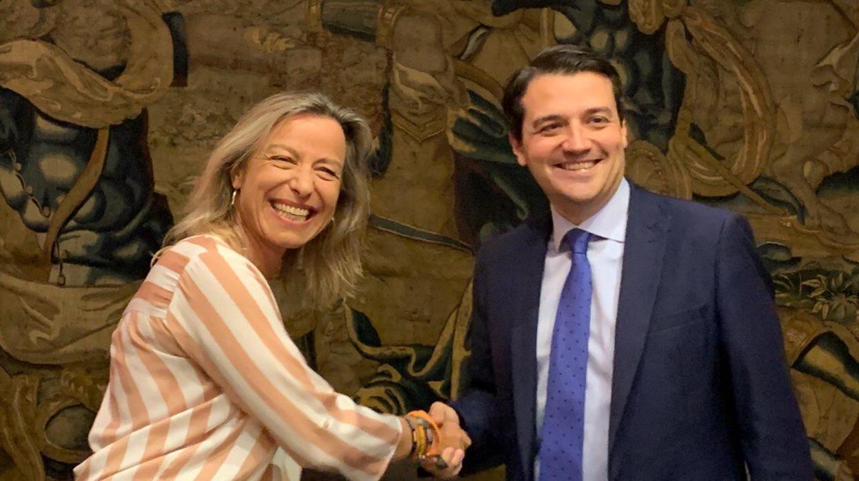 Apretón de manos tras la firma del acuerdo