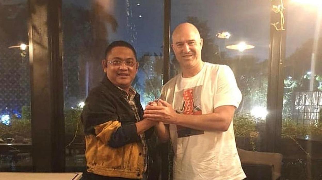 Rafael Berges sella el acuerdo con el dueño del Mitra Kukar