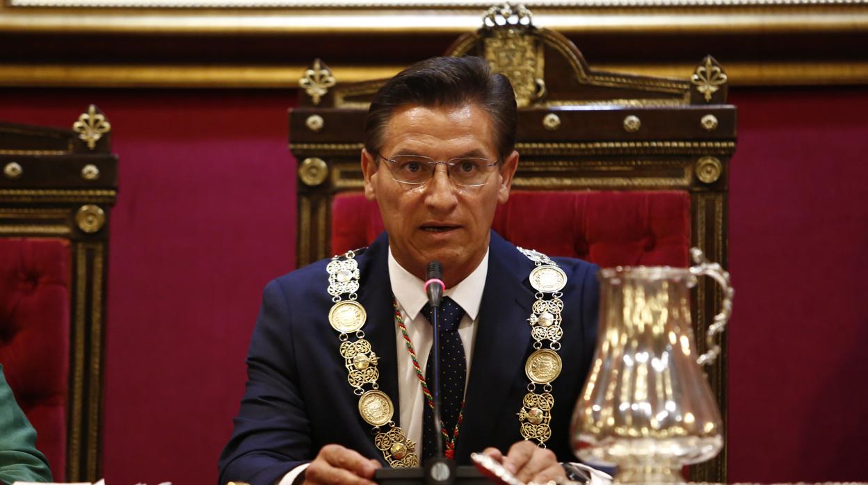 Luis Salvador, de Ciudadanos, en su primera intervención tras ser investido alcalde de Granada