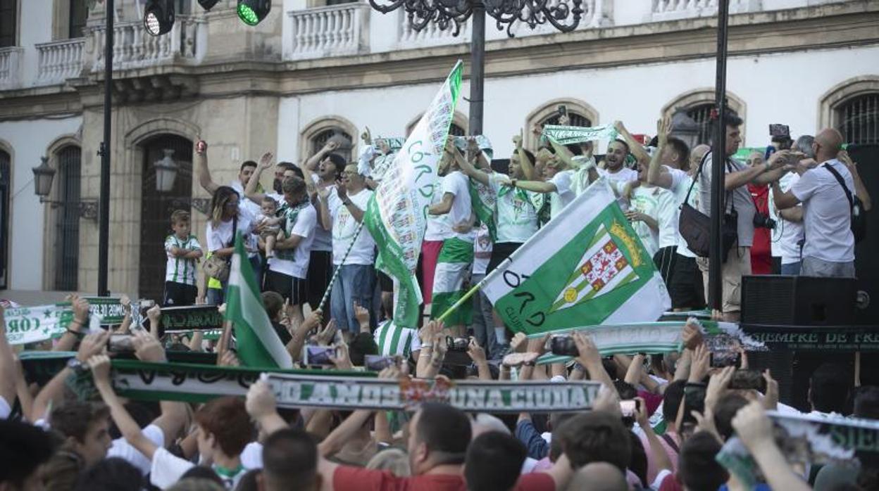 La plantilla del Córdoba Futsal celebra el ascenso a Primera en las Tendillas