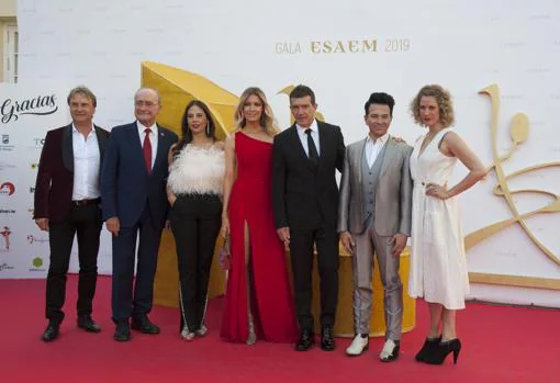 Antonio Banderas posa en el photocall de la Gala junto a su pareja, miembros de A Chorus Line, la directora de la ESAEM y el alcalde de Málaga.