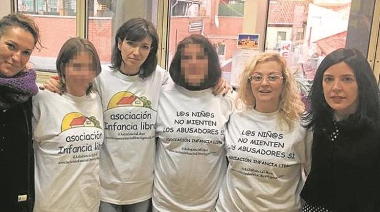 Las cuatro madres de Infancia Libre detenidas hasta el momento, sin pixelar