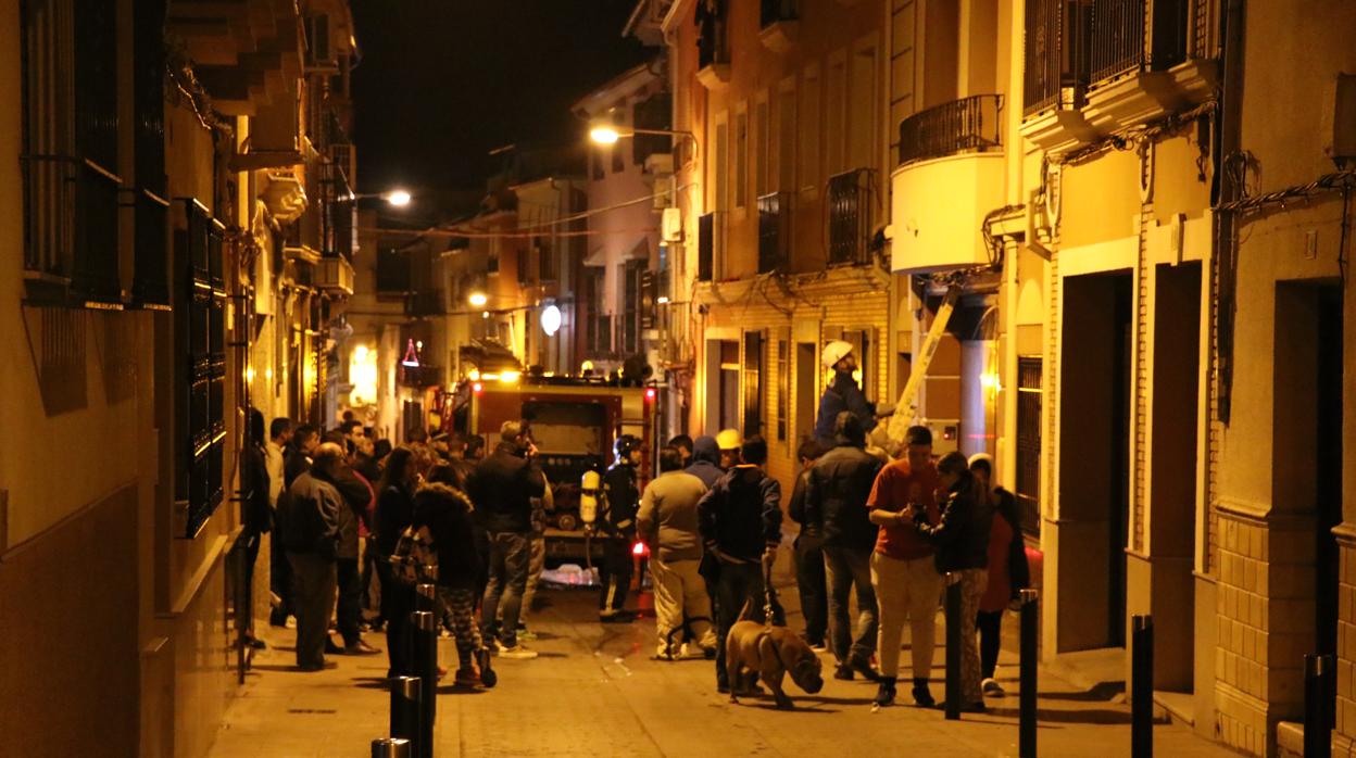 Actuación en una vivienda «okupada» en Lucena tras declararse un incendio