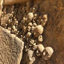 La Puerta de Almodóvar de Córdoba aparece «adornada» por medio centenar de caras