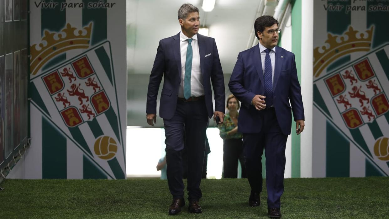 Serrano, junto a Jesús León