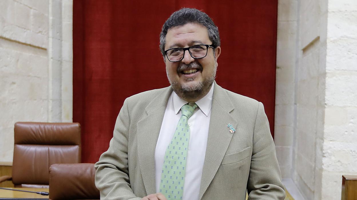 Francisco Serrano sonríe desde su escaño en el Parlamento de Andalucía