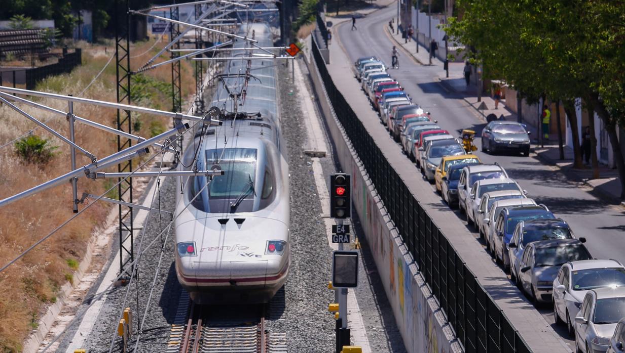 Travesía del AVE en pruebas por el barrio de la Chana en Granada