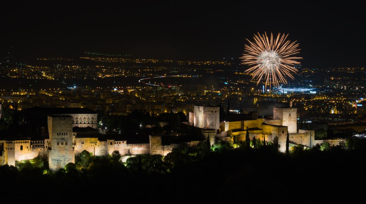 La Alhambra, junto al castillo de fuegos artificiales al final del Corpus de Granada.