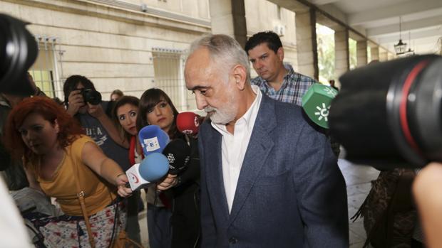 El dueño del puticlub anuló los 14.737 euros pagados con una tarjeta de la fundación de la Junta Faffe