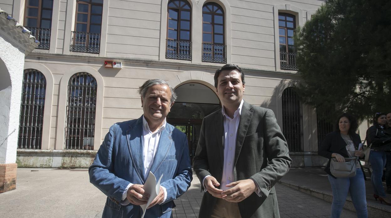 Salvador Fuentes y José María Bellido, ante la Gerencia de Urbanismo del Ayuntamiento de Córdoba