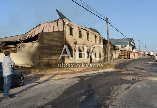 Un incendio arrasa por completo en Puente Genil una fábrica de maderas y molduras