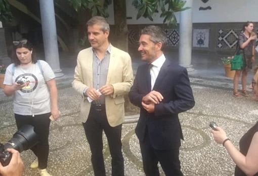 César Díaz y Manuel Olivares, de PP y Cs, en rueda de prensa.